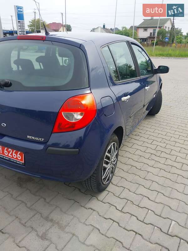 Хэтчбек Renault Clio 2006 в Владимире