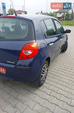 Хэтчбек Renault Clio 2006 в 