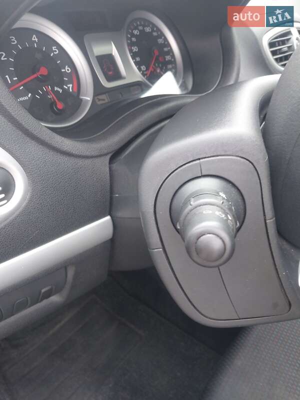 Хэтчбек Renault Clio 2006 в Владимире