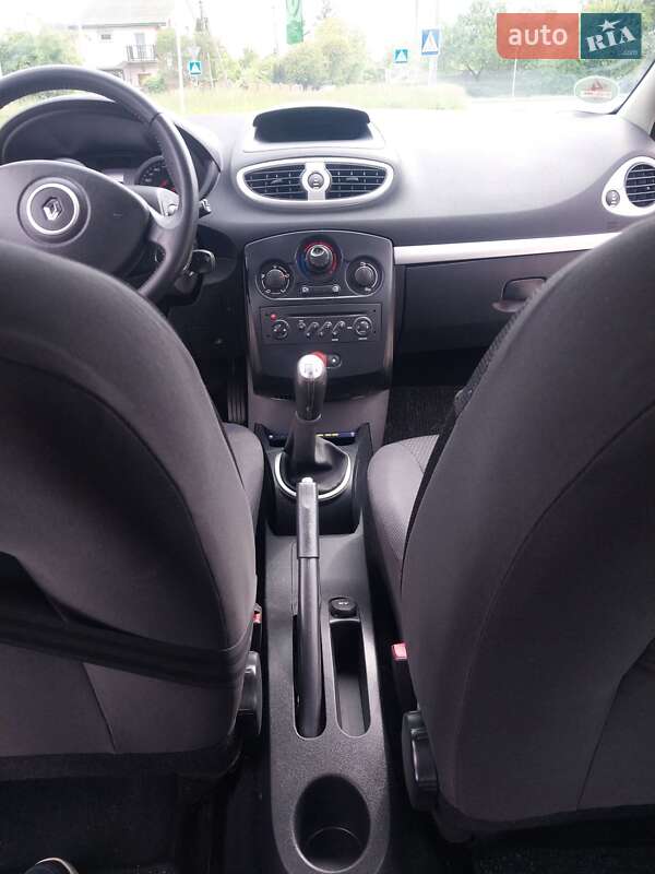 Хэтчбек Renault Clio 2006 в Владимире