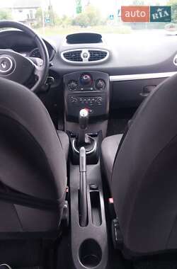 Хэтчбек Renault Clio 2006 в 