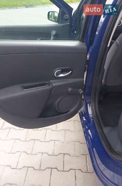 Хэтчбек Renault Clio 2006 в 