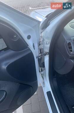 Хэтчбек Renault Clio 2005 в 