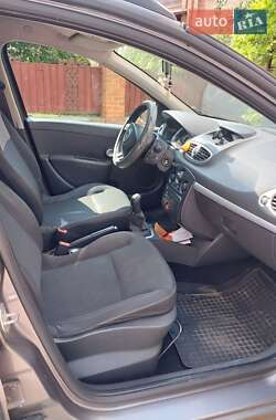 Хэтчбек Renault Clio 2010 в 