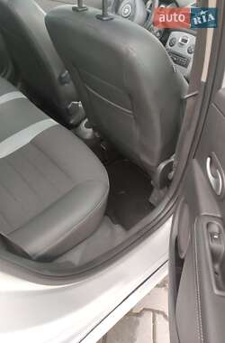 Хэтчбек Renault Clio 2011 в 