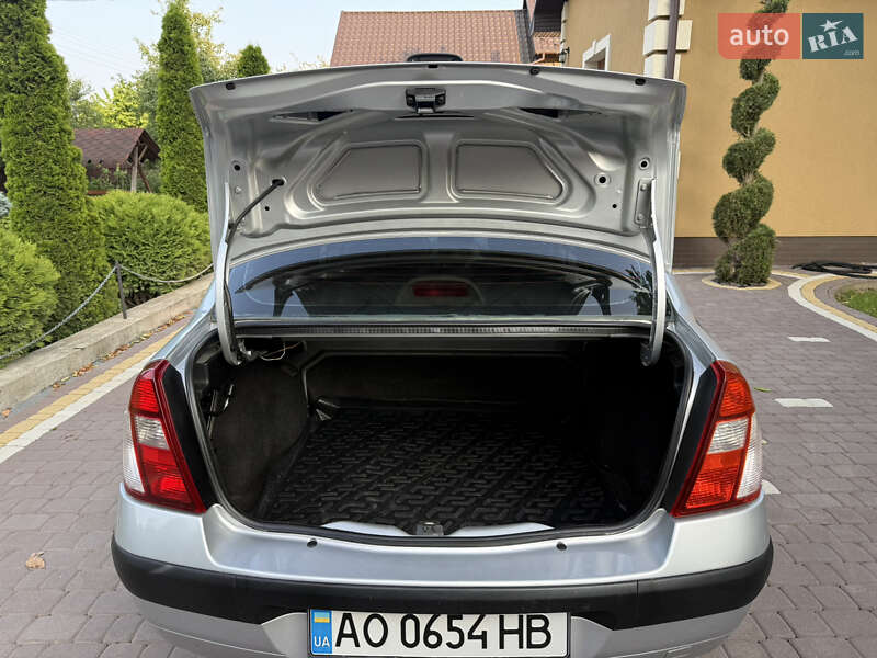 Седан Renault Clio 2005 в Косове