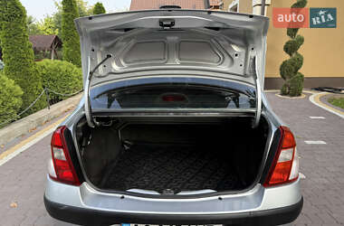 Седан Renault Clio 2005 в 
