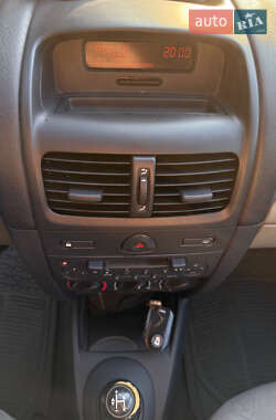 Хэтчбек Renault Clio 2002 в 