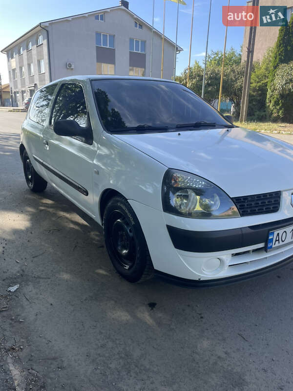 Хэтчбек Renault Clio 2003 в Мукачево