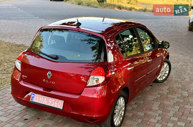 Хэтчбек Renault Clio 2010 в 