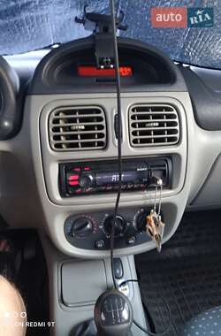 Седан Renault Clio 2005 в 