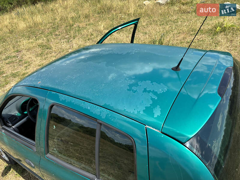 Хэтчбек Renault Clio 2004 в Долине