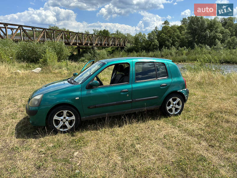 Хэтчбек Renault Clio 2004 в Долине