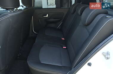 Хэтчбек Renault Clio 2010 в 