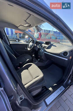Хэтчбек Renault Clio 2010 в 