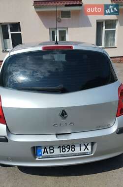 Хэтчбек Renault Clio 2005 в 