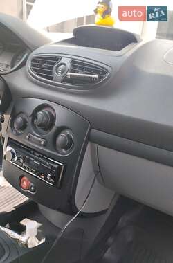 Хэтчбек Renault Clio 2005 в 