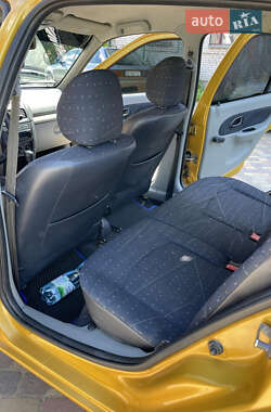 Хэтчбек Renault Clio 2002 в 