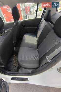 Хэтчбек Renault Clio 2011 в 