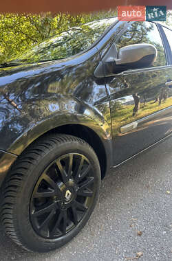 Хэтчбек Renault Clio 2011 в 