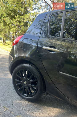 Хэтчбек Renault Clio 2011 в 