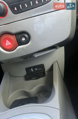 Хэтчбек Renault Clio 2011 в 