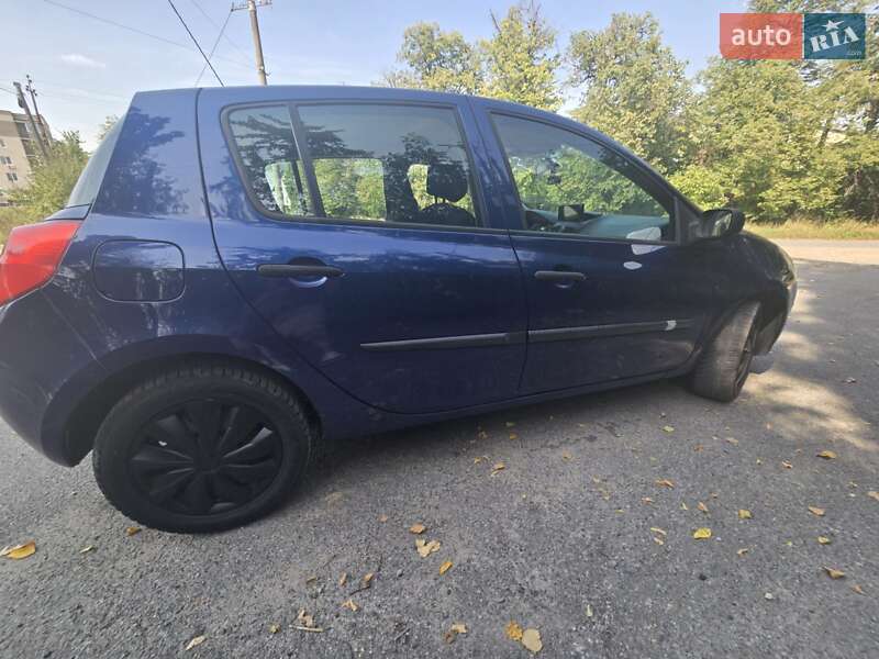 Хэтчбек Renault Clio 2006 в 