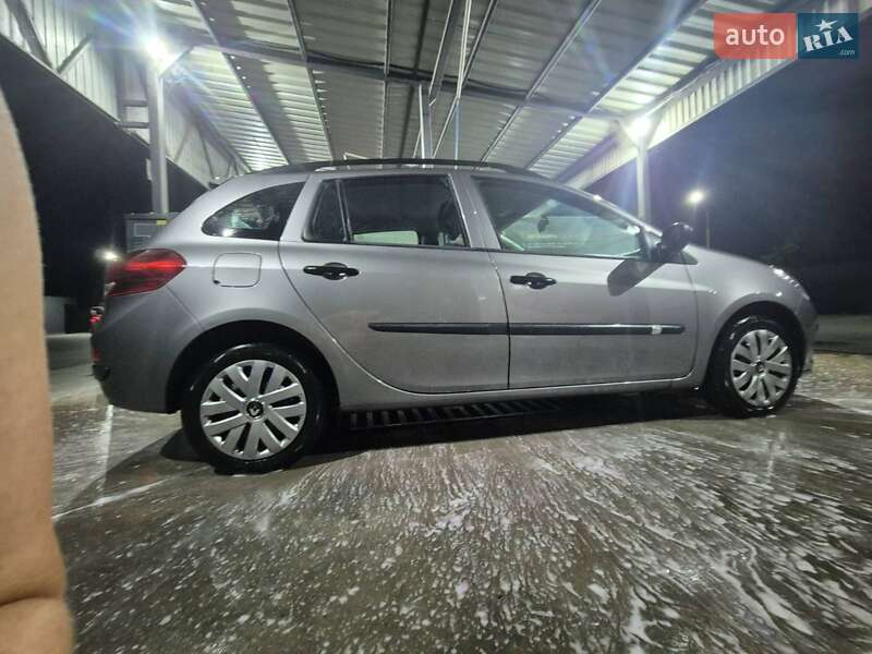Хэтчбек Renault Clio 2009 в 