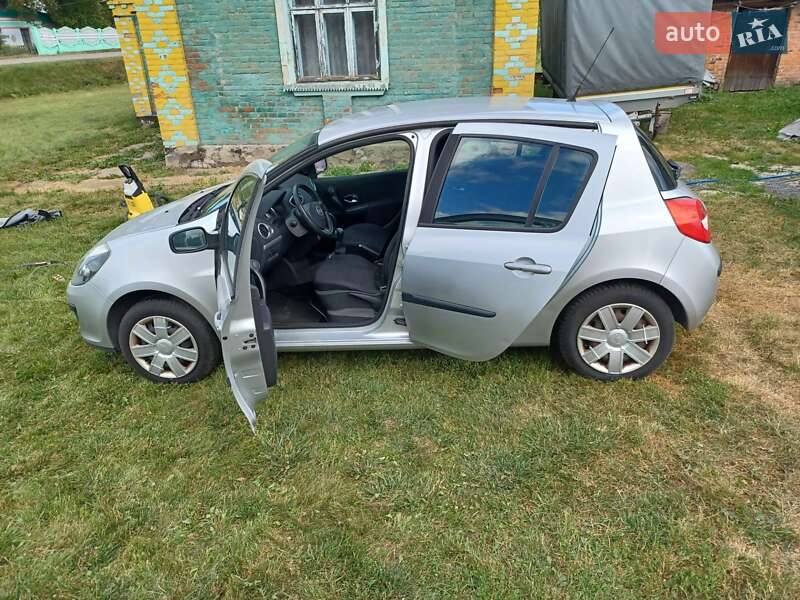 Хэтчбек Renault Clio 2006 в Нововолынске