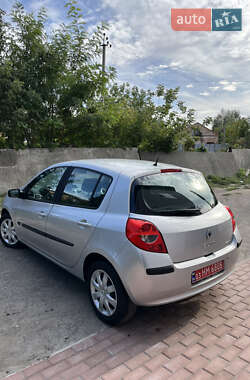 Хетчбек Renault Clio 2006 в 