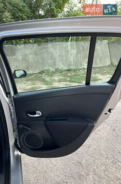 Хетчбек Renault Clio 2006 в 