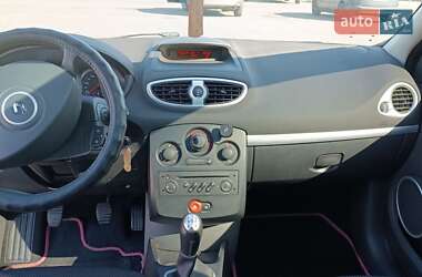 Хэтчбек Renault Clio 2006 в 