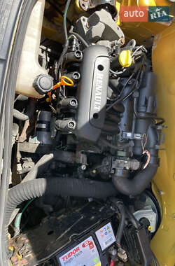 Хэтчбек Renault Clio 2002 в 