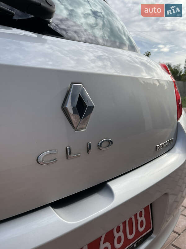 Хэтчбек Renault Clio 2006 в Хороле