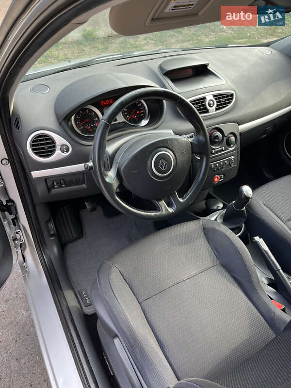 Хэтчбек Renault Clio 2006 в Хороле