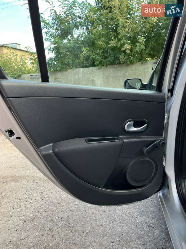 Хэтчбек Renault Clio 2006 в Хороле