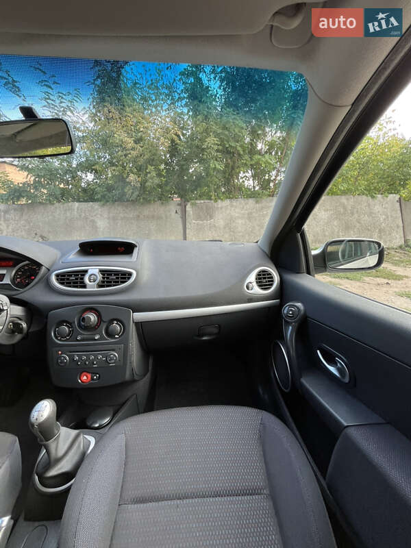 Хэтчбек Renault Clio 2006 в Хороле