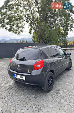 Хэтчбек Renault Clio 2006 в 