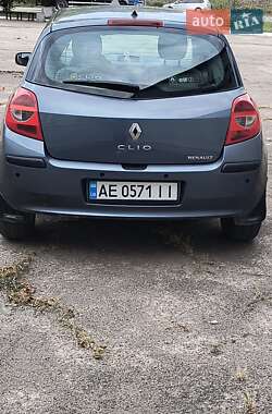 Хэтчбек Renault Clio 2006 в 