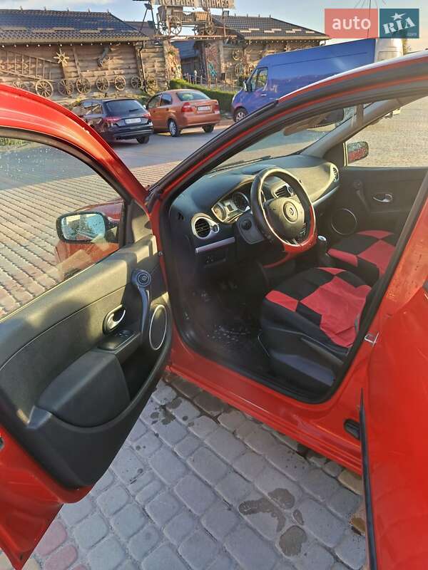 Хэтчбек Renault Clio 2006 в Буске