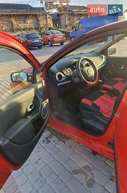 Хетчбек Renault Clio 2006 в 
