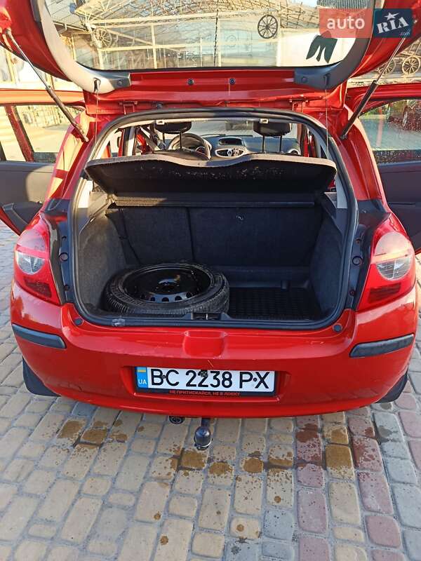 Хэтчбек Renault Clio 2006 в Буске
