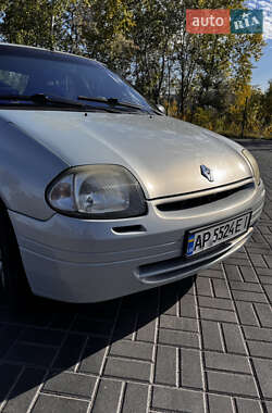 Хэтчбек Renault Clio 2001 в 