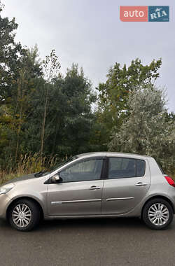 Хэтчбек Renault Clio 2010 в 