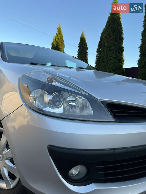 Хэтчбек Renault Clio 2006 в Хороле