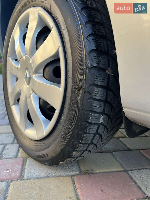 Хэтчбек Renault Clio 2006 в Хороле