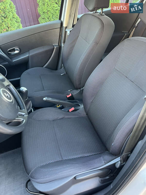 Хэтчбек Renault Clio 2006 в Хороле