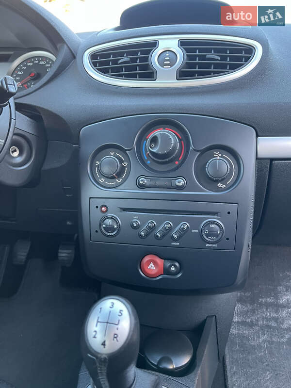 Хэтчбек Renault Clio 2006 в Хороле