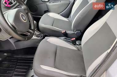 Хетчбек Renault Clio 2010 в 