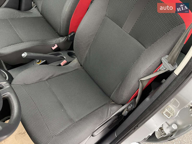 Хэтчбек Renault Clio 2007 в Киеве фото 22 Хэтчбек Renault Clio 2007 в Киеве